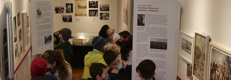 Schulklasse in der Ausstellung Ortsgeschichte