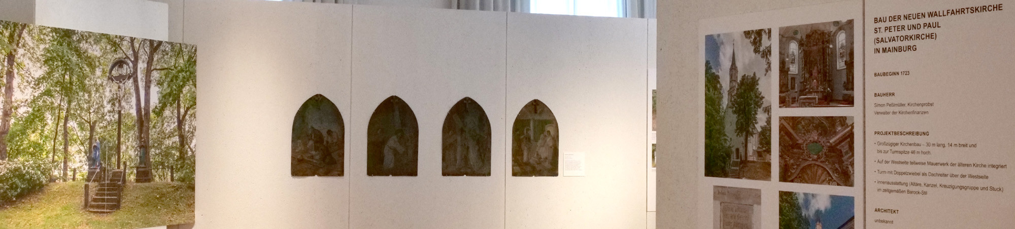 Von links nach rechts: Foto der Kreuzigungsgruppe auf dem Salvatorberg, vier Kreuzwegtafeln, Bilder und Daten zum Kirchenneubau