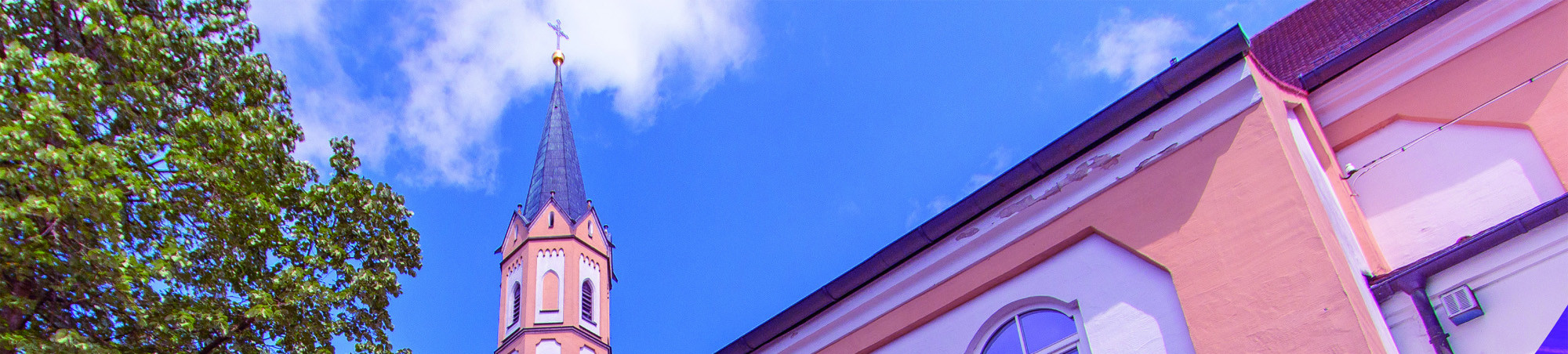 Ein Bildausschnitt der Salvatorkirche aus Froschperspektive.
